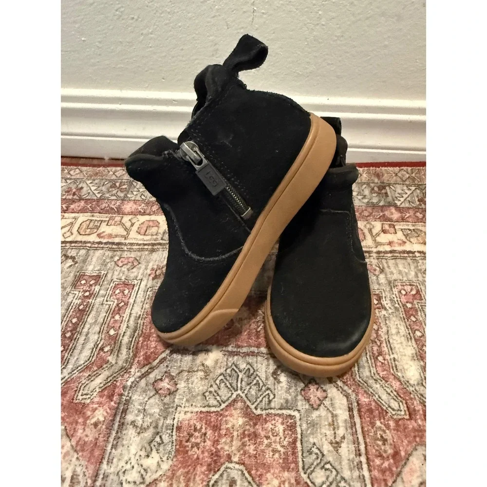 UGG Toddler Rennon II Black Suede Gum Sole Zip Ankle Boots 1112269T Size 9T‎